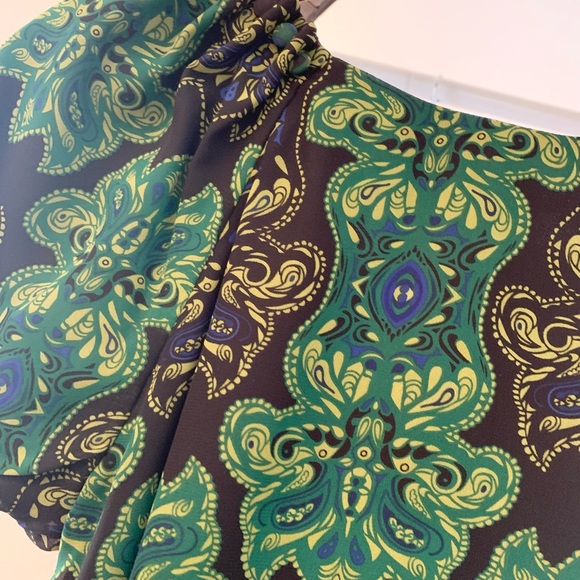 Gianni Bini - Green and Black printed Blouse - XS - Like New! - Picture 7 of 8